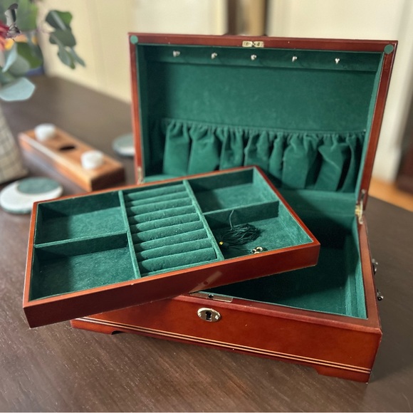 Wood and Velvet Jewelry Box - Key included! - Picture 4 of 5